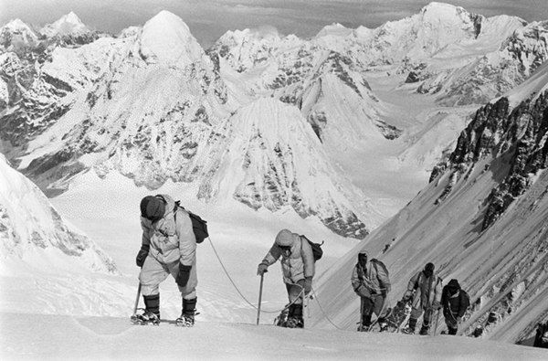 △1960年5月，中國登山隊(duì)隊(duì)員在海拔7150米的冰雪坡上行進(jìn)。